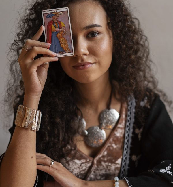 medium-shot-woman-reading-tarot-home (1)